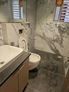 Common Bathroom Image of 1200 Sq.ft 3 BHK Apartment / Flat for sale in Akruti Kalaya Tower, Prabhadevi Mumbai for Rs. 60000000