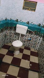 Bathroom Image of 900 Sq.ft 1 BHK Independent House for rent in Kanchrapara North 24 Parganas District for Rs. 7500