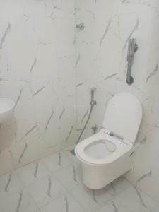 Common Bathroom Image of 650 Sq.ft 1 BHK Apartment / Flat for rent in Serilingampally Hyderabad for Rs. 17000