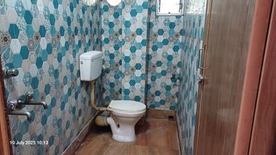 Bathroom Image of 1250 Sq.ft 3 BHK Apartment / Flat for rent in Keshtopur Kolkata for Rs. 18500