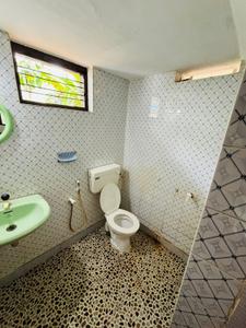 Bathroom Image of 1000 Sq.ft 3 BHK Apartment / Flat for rent in Azhikode South Kannur for Rs. 11000