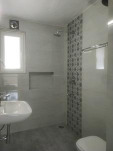 Common Bathroom Image of 1500 Sq.ft 3 BHK Apartment / Flat for rent in DDA Flats Vasant Kunj, Vasant Kunj New Delhi for Rs. 75000