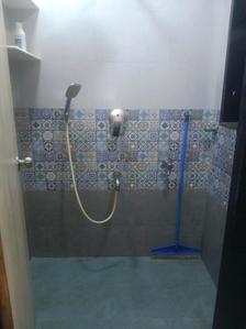 Common Bathroom Two Image of 655 Sq.ft 1 BHK Apartment / Flat for sale in RNA Regency Park, Kandivali West Mumbai for Rs. 13000000