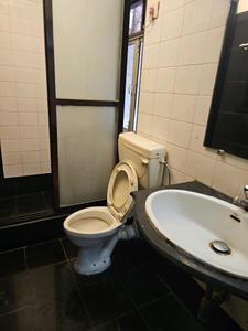 Common Bathroom Image of 1000 Sq.ft 2 BHK Apartment / Flat for rent in Mahim Mumbai for Rs. 122500