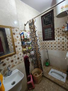 Bathroom Image of 900 Sq.ft 3 BHK Apartment / Flat for sale in Shalimar Garden Ghaziabad for Rs. 7400000