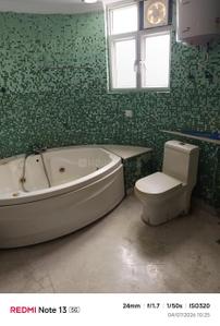 Bathroom Image of 1400 Sq.ft 3 BHK Apartment / Flat for sale in Amrapali Sapphire, Sector 45 Noida for Rs. 19000000