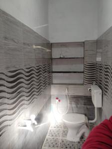 Bathroom Image of 750 Sq.ft 2 BHK Apartment / Flat for rent in Unjavelampatti Pollachi for Rs. 7000