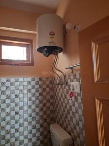 Bathroom Image of 650 Sq.ft 1 BHK Independent House for rent in Panthaghati Shimla for Rs. 8000