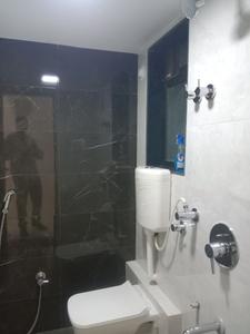 Common Bathroom Image of 900 Sq.ft 2 BHK Apartment / Flat for rent in Haware Citi, Kasarvadavali Thane for Rs. 17990