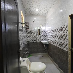 Bathroom Image of 1000 Sq.ft 2 BHK Independent House for rent in Subhash Nagar New Delhi for Rs. 25000