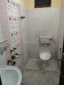Bathroom Image of 750 Sq.ft 2 BHK Builder Floor for rent in Preet Vihar New Delhi for Rs. 15000