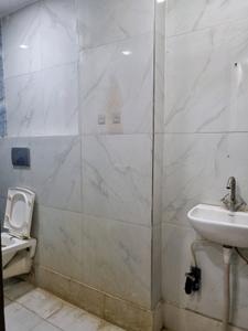Common Bathroom Image of 600 Sq.ft 2 BHK Apartment / Flat for rent in Dwarka Mor New Delhi for Rs. 12500