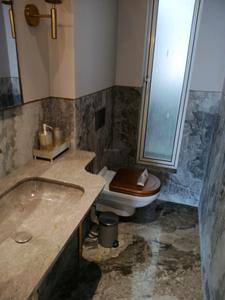 Common Bathroom Image of 2450 Sq.ft 5 BHK Apartment / Flat for sale in Colaba Mumbai for Rs. 110000000