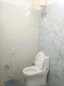 Common Bathroom Image of 711 Sq.ft 1 BHK Apartment / Flat for rent in Madhapur Hyderabad for Rs. 32000