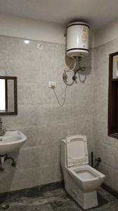 Bathroom Image of 550 Sq.ft 1 BHK Builder Floor for rent in Patel Nagar Gurgaon for Rs. 20000