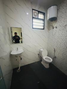 Bathroom Image of 350 Sq.ft 1 RK Independent House for rent in DLF Independent Floors, DLF Phase 3 Gurgaon for Rs. 12000