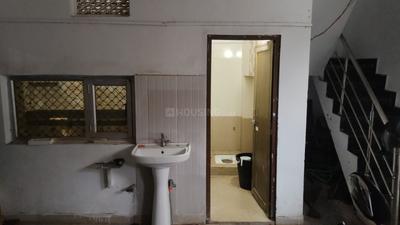 Bathroom Image of 880 Sq.ft 1 BHK Builder Floor for rent in Alambagh Lucknow for Rs. 12000