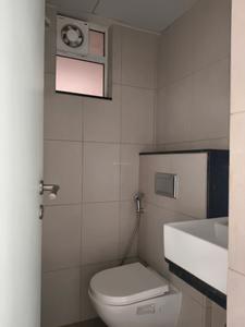Common Bathroom Image of 611 Sq.ft 1 BHK Apartment / Flat for rent in Godrej Green Vistas, Mahalunge Pune for Rs. 22000