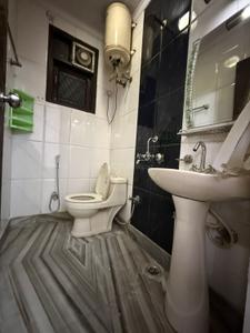 Bathroom Image of 580 Sq.ft 1 BHK Apartment / Flat for rent in Said-Ul-Ajaib New Delhi for Rs. 18000