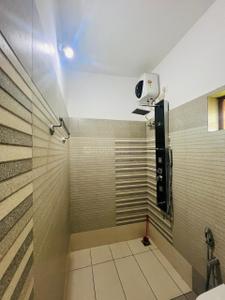 Bathroom Image of 2200 Sq.ft 5 BHK Independent House for rent in Kakkanad Kochi for Rs. 55000