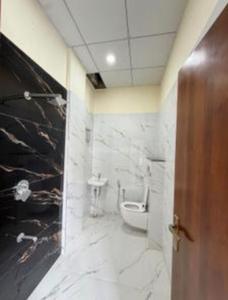 Bathroom Image of 624 Sq.ft 1 BHK Apartment / Flat for rent in Ramky Towers, Gachibowli Hyderabad for Rs. 12000