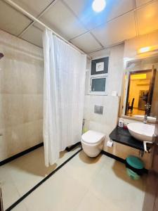 Bathroom Image of 1320 Sq.ft 2 BHK Apartment / Flat for sale in Central Park The Room, Sector 48 Gurgaon for Rs. 27000000