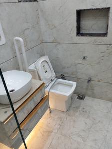 Bathroom Image of 1700 Sq.ft 3 BHK Apartment / Flat for sale in Sitaram Apartment, Patparganj New Delhi for Rs. 41000000