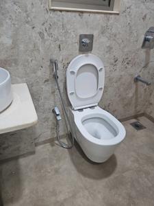 Common Bathroom Image of 800 Sq.ft 2 BHK Apartment / Flat for rent in Worli Mumbai for Rs. 125001
