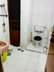 Bathroom Image of 2152 Sq.ft 2 BHK Builder Floor for rent in Gomti Nagar Extension Lucknow for Rs. 20000