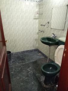 Bathroom Image of 1000 Sq.ft 2.5 BHK Builder Floor for rent in Sarvapriya Vihar New Delhi for Rs. 75000