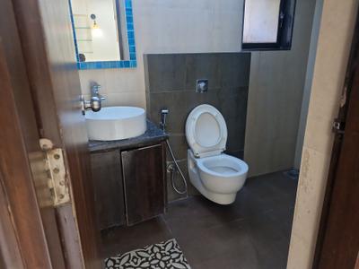 Bathroom Image of 2150 Sq.ft 3.5 BHK Apartment / Flat for sale in Dheeraj Realty Serenity, Santacruz West Mumbai for Rs. 83000000