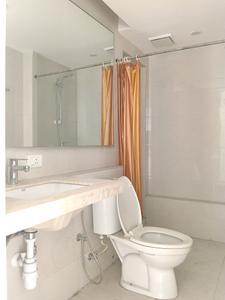 Common Bathroom Image of 850 Sq.ft 2 BHK Apartment / Flat for rent in Hiranandani Rodas Enclave, Hiranandani Estate Thane for Rs. 50000