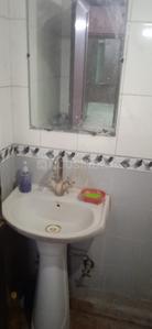 Bathroom Image of 900 Sq.ft 2 BHK Apartment / Flat for rent in Rajendra Nagar Ghaziabad for Rs. 12000