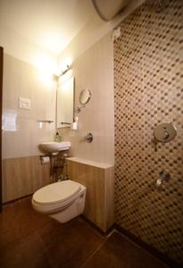 Bathroom Image of 1100 Sq.ft 2 BHK Apartment / Flat for rent in Sahjanand Riverview, Vadadla Bharuch for Rs. 12000