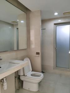 Common Bathroom Image of 1200 Sq.ft 2.5 BHK Apartment / Flat for rent in Hiranandani Chelsea, Thane West Thane for Rs. 58000