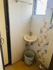 Bathroom Image of 300 Sq.ft 1 BHK Apartment / Flat for rent in Standard Mill, Prabhadevi Mumbai for Rs. 35000