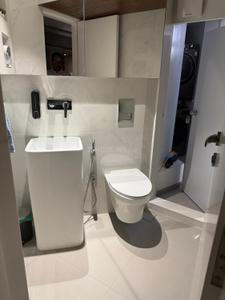 Bathroom Image of 1053 Sq.ft 2 BHK Apartment / Flat for sale in Hiranandani Gardens Valencia, Powai Mumbai for Rs. 40000000
