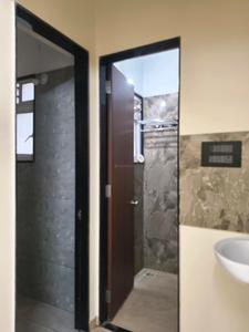 Common Bathroom Image of 627 Sq.ft 1 BHK Apartment / Flat for sale in VTP Leonara A and D Building, Mahalunge Pune for Rs. 5600000