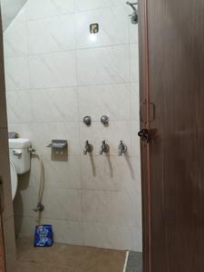 Common Bathroom Image of 540 Sq.ft 1 BHK Independent House for rent in Sector 17 Gurgaon for Rs. 25000