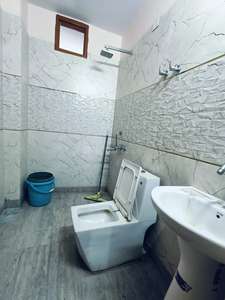 Bathroom Image of 1000 Sq.ft 3 BHK Builder Floor for rent in Preet Vihar New Delhi for Rs. 20000