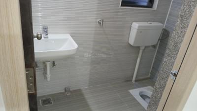 Bathroom Image of 550 Sq.ft 1 BHK Apartment / Flat for rent in Hadapsar Pune for Rs. 21000