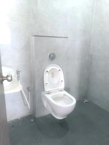 Common Bathroom Image of 1000 Sq.ft 3 BHK Apartment / Flat for rent in Kandivali West Mumbai for Rs. 70000