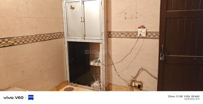 Bathroom Image of 1018 Sq.ft 2 BHK Apartment / Flat for rent in  RWA Dilshad Colony Block E Markets WA, Dilshad Garden New Delhi for Rs. 18000