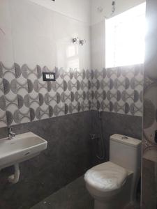 Bathroom Image of 1260 Sq.ft 3 BHK Apartment / Flat for sale in West Mambalam Chennai for Rs. 16000000