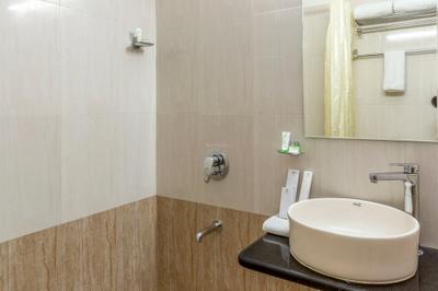 Bathroom Image of 2700 Sq.ft 4 BHK Apartment / Flat for sale in Versova Neptune Apartment, Andheri West Mumbai for Rs. 112500000