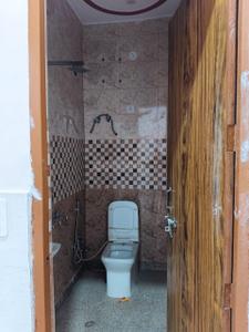 Bathroom Image of 1000 Sq.ft 3 BHK Apartment / Flat for rent in Karala New Delhi for Rs. 14000