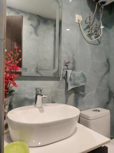 Common Bathroom Image of 2100 Sq.ft 4 BHK Apartment / Flat for sale in DLF Silver Oaks, DLF Phase 1 Gurgaon for Rs. 49000000