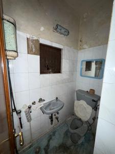 Bathroom Image of 1000 Sq.ft 2 BHK Builder Floor for rent in Lajpat Nagar New Delhi for Rs. 41000