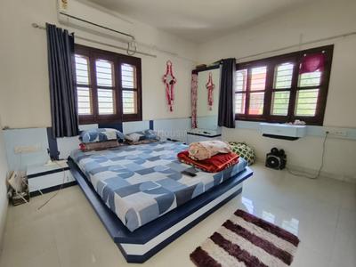 Bedroom Image of 1500 Sq.ft 4 BHK Villa for rent in New Alkapuri Vadodara for Rs. 30000