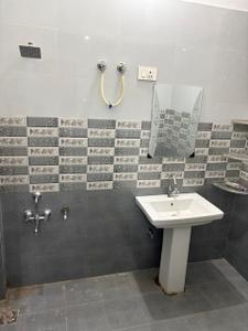Bathroom Image of 1800 Sq.ft 2 BHK Independent House for rent in Eldeco II Lucknow for Rs. 18000